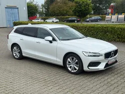 Weiß Gebraucht 2020 Volvo V60 Momentum Kombi | 20.300 € (Guter Preis)