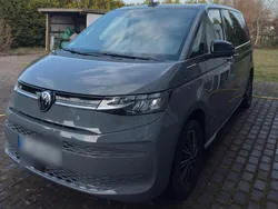 Grau Gebraucht 2022 VW T7 Van | 46.999 € (Fairer Preis)