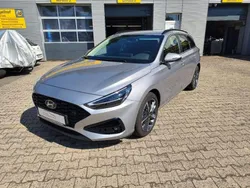 Shimmering silver met. Gebraucht 2024 Hyundai i30 Kombi | 20.890 € (Guter Preis)