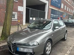 Grau Gebraucht 2005 Alfa Romeo 147 Kleinwagen | 3.100 €