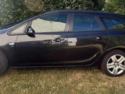 Schwarz Gebraucht 2014 Opel Astra Kombi | 5.850 € (Fairer Preis)