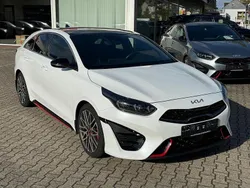 (hw2) deluxe white m (metallic) Gebraucht 2024 Kia ProCeed GT-Line Kleinwagen | 32.990 € (Teuer)