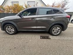 Grau Gebraucht 2015 Hyundai Tucson Intro Edition SUV | 12.999 € (Fairer Preis)