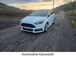 Weiß Gebraucht 2017 Ford Focus ST Limousine | 17.750 € (Fairer Preis)
