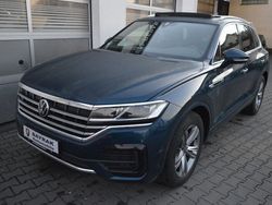 Aquamarinblau metallic Gebraucht 2022 VW Touareg R-line SUV | 54.800 € (Etwas zu teuer)