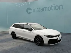 Weiß Gebraucht 2024 VW Passat R-line Kombi | 50.980 €