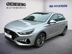 Silber / shimmering silver Neu 2024 Hyundai i30 Trend Limousine | 25.990 € (Fairer Preis)