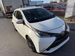 Weiß Gebraucht 2015 Toyota Aygo Kleinwagen | 3.900 € (Teuer)