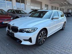 Weiß Gebraucht 2020 BMW 320 Sport Line Kombi | 27.900 € (Fairer Preis)
