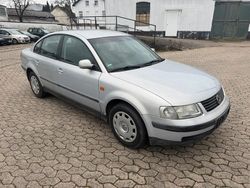 Grau Gebraucht 2000 VW Passat Limousine | 2.700 € (Teuer)