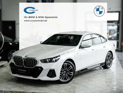 Mineralweiss metallic Gebraucht 2024 BMW 520 M Sport Limousine | 50.999 € (Superpreis)