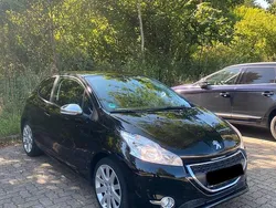 Schwarz Gebraucht 2014 Peugeot 208 Kleinwagen | 4.990 € (Fairer Preis)