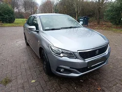 Grau Gebraucht 2017 Peugeot 301 Limousine | 3.950 €