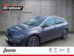 Grau (rauchgrau metallic) Neu 2025 VW Polo Life Limousine | 24.290 € (Etwas zu teuer)