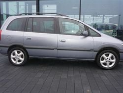 Grau Gebraucht 2004 Opel Zafira Comfort Van / Kleinbus | 4.850 € (Teuer)