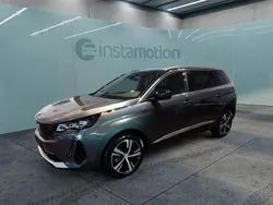 Grau Gebraucht 2023 Peugeot 5008 Van / Kleinbus | 39.749 € (Teuer)