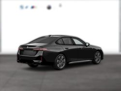 Schwarz metallic Gebraucht 2024 BMW 550 M Sport | 72.850 € (Superpreis)