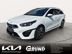 Weiss / deluxe white (metallic) Gebraucht 2022 Kia Ceed Kombi | 20.480 € (Fairer Preis)