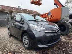 Grau Gebraucht 2013 Toyota Verso-S Life Van / Kleinbus | 7.500 € (Fairer Preis)