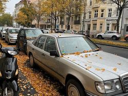 Grau Gebraucht 1988 Mercedes E260 Limousine | 5.400 €