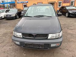 Grün Gebraucht 1999 Mitsubishi Space Runner Van / Kleinbus | 1.690 €