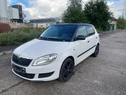 Weiß Gebraucht 2012 Skoda Fabia Limousine | 3.999 € (Fairer Preis)