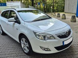 Weiß Gebraucht 2012 Opel Astra Sport Kombi | 3.800 € (Fairer Preis)