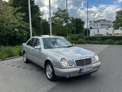 Silber Gebraucht 1999 Mercedes E320 Avantgarde Limousine | 10.500 €