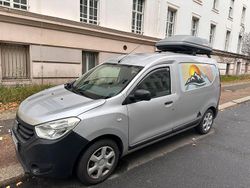 Grau Gebraucht 2017 Dacia Dokker Van / Kleinbus | 15.500 €