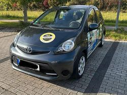 Grau Gebraucht 2013 Toyota Aygo Kleinwagen | 3.500 € (Guter Preis)