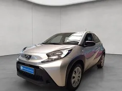 Shimmering silver metallic Gebraucht 2024 Toyota Aygo X-play Kleinwagen | 16.450 € (Fairer Preis)