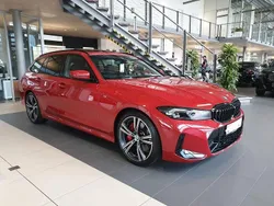 Rot Gebraucht 2024 BMW 330 Sport Line Kombi | 53.500 €