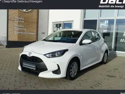 Weiß Gebraucht 2022 Toyota Yaris Comfort Limousine | 12.870 € (Fairer Preis)