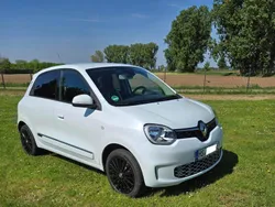 Weiß Gebraucht 2021 Renault Twingo Urban Night Kleinwagen | 13.600 € (Etwas zu teuer)