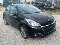 Schwarz Gebraucht 2019 Peugeot 208 Signature Sky Kleinwagen | 6.980 € (Fairer Preis)