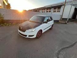 Weiß Gebraucht 2010 Skoda Fabia Kleinwagen | 2.300 € (Fairer Preis)