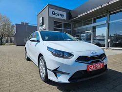 Weiß Neu 2025 Kia Ceed 2 Limousine | 26.999 € (Teuer)