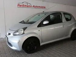 Silber Gebraucht 2006 Toyota Aygo City Kleinwagen | 1.990 € (Fairer Preis)