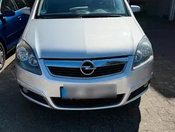 Silber Gebraucht 2007 Opel Zafira Van / Kleinbus | 2.400 €