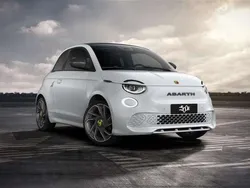 Weiß (antidote white) Neu 2025 Abarth 500C Turismo Cabrio | 40.225 € (Fairer Preis)