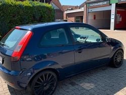 Blau Gebraucht 2003 Ford Fiesta Kleinwagen | 800 €