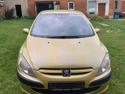 Gelb Gebraucht 2001 Peugeot 307 Kleinwagen | 800 €