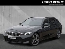 Black sapphire metallic (schwarz metallic) Gebraucht 2024 BMW 330 M Sport Kombi | 54.390 €