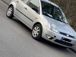 Grau Gebraucht 2002 Ford Fiesta Limousine | 1.690 €