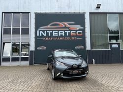 Grau Gebraucht 2017 Toyota Aygo X-play Kleinwagen | 6.899 € (Fairer Preis)