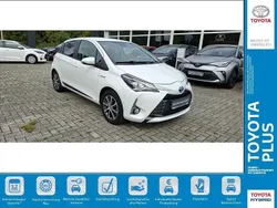 Weiß Gebraucht 2019 Toyota Yaris Hybrid Club Limousine | 16.490 € (Fairer Preis)