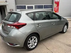 Grau Gebraucht 2016 Toyota Auris Hybrid Edition-S Limousine | 12.888 € (Fairer Preis)