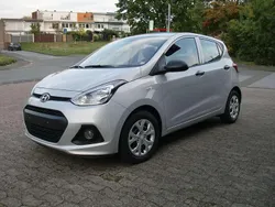 Silber Gebraucht 2016 Hyundai i10 Trend Kleinwagen | 7.500 € (Guter Preis)
