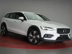 Weiß Gebraucht 2020 Volvo V60 CC Pro Kombi | 28.950 € (Fairer Preis)
