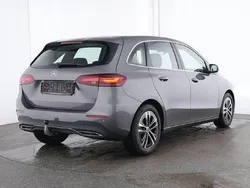 Grau Gebraucht 2024 Mercedes B200 Progressive Van / Kleinbus | 32.880 € (Etwas zu teuer)